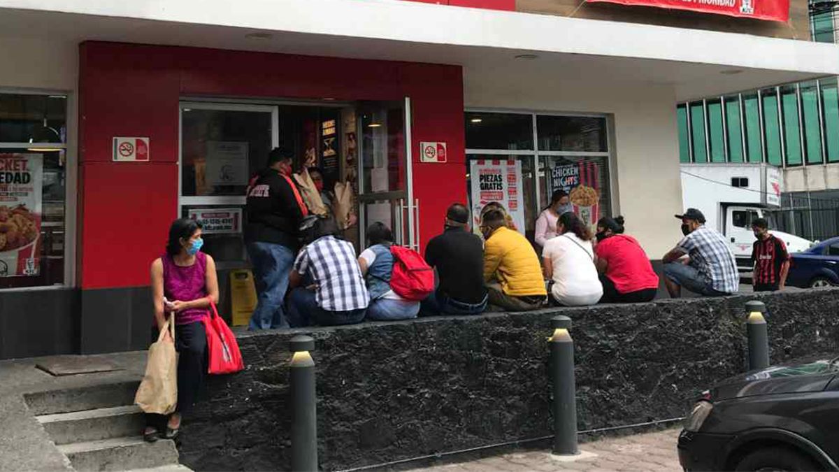24 Morelos Fila para comida día del padre