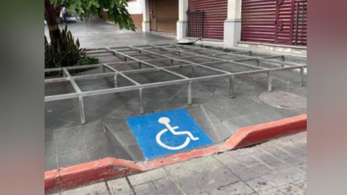 24 Morelos negocio se adueña de banqueta en Cuernavaca