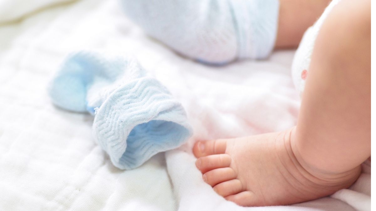 Encuentran bebé con vida en morgue de Puebla