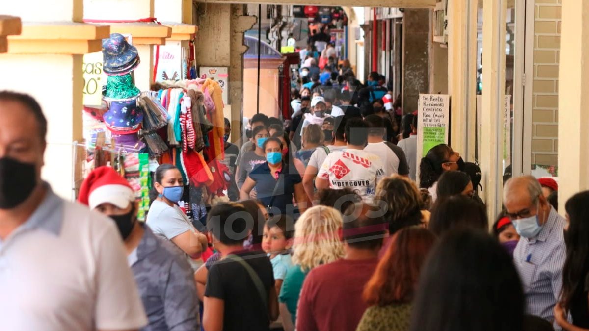 24 Morelos Gente en el centro semáforo rojo