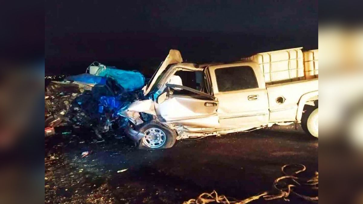 Chocan camionetas de “huachicoleros” y fallece uno; cómplices lo abandonan