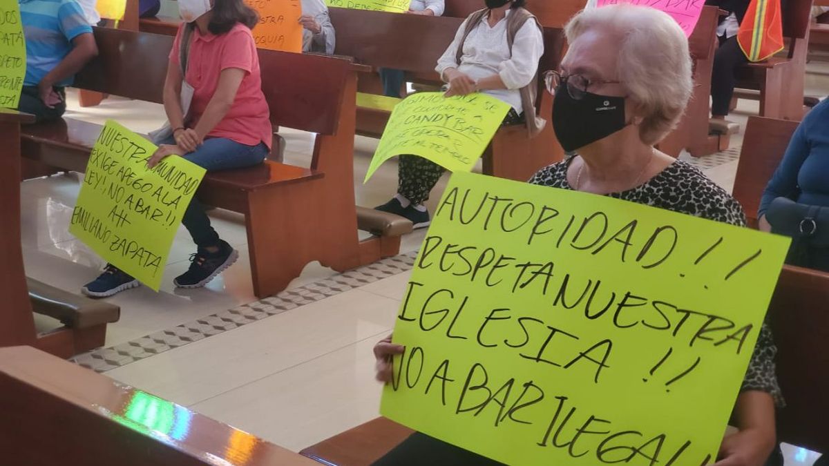 Protestan contra instalación de antro gay frente a iglesia