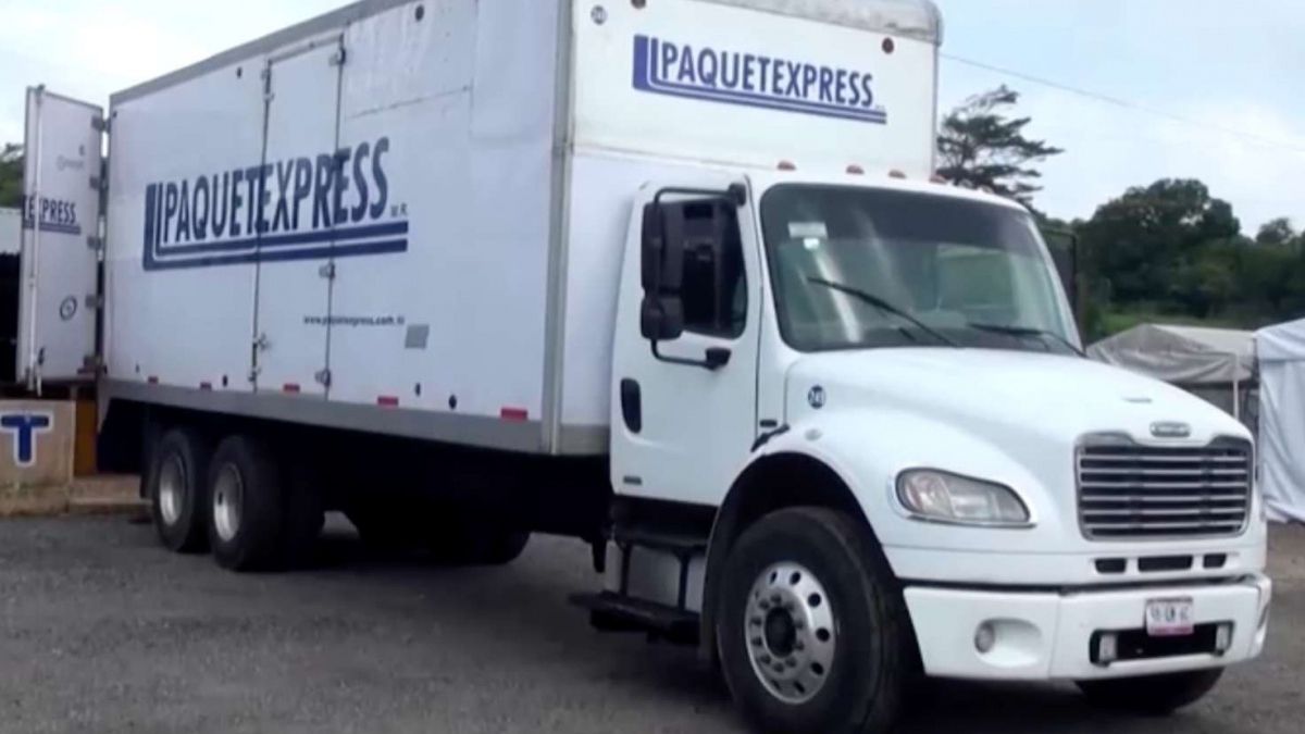 Lo detienen por no usar cinturón de seguridad y descubren que transportaba 130 migrantes