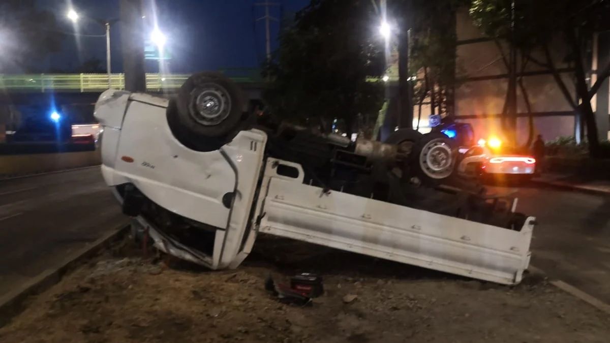 Vuelca camioneta y descubren 200 kilos de aparente cocaína