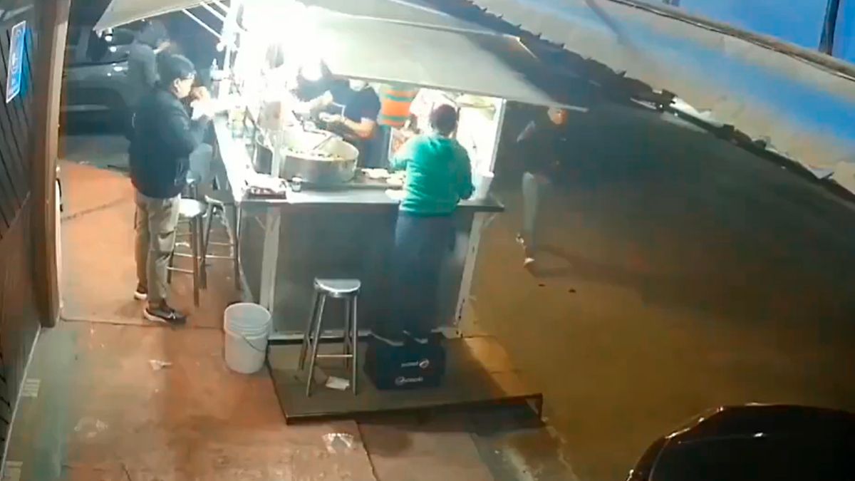 Comía taquitos en la calle y le robaron su camioneta en EDOMEX