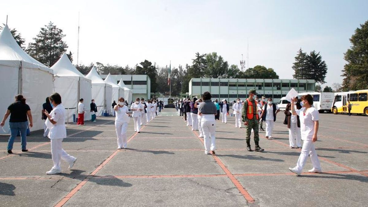 Inicia aplicación de vacunas contra COVID-19 a personal de salud en hospitales privados