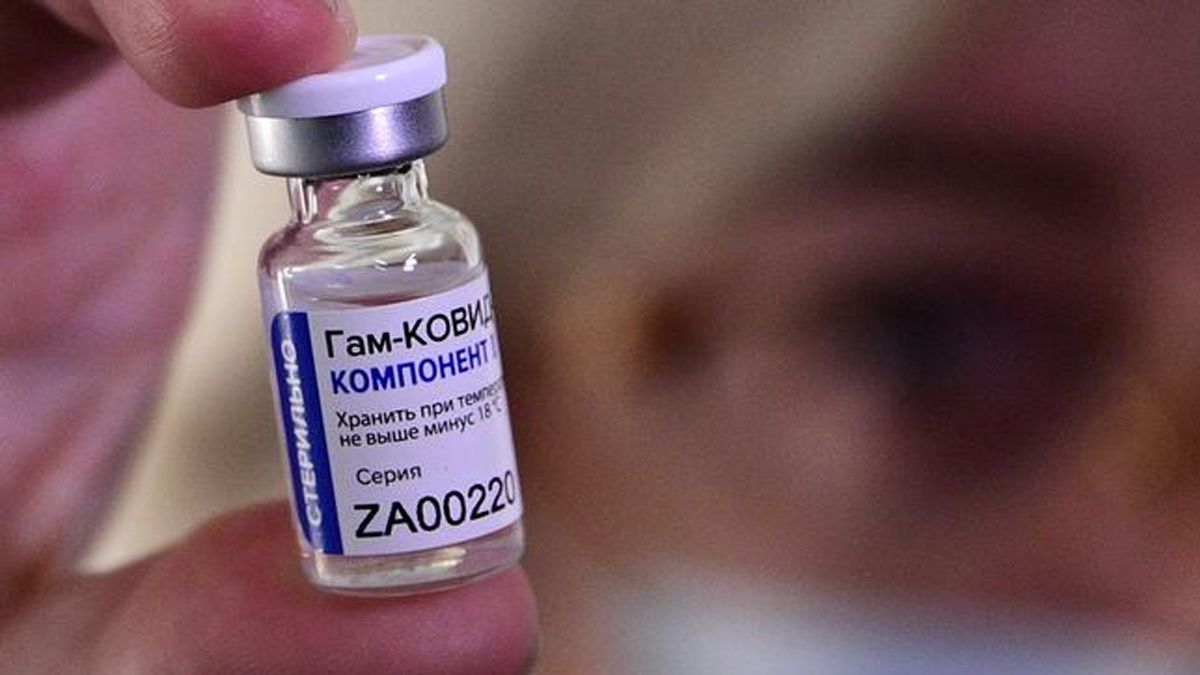 Empresario asegura haber comprado cargamento de vacuna; Rusia lo desmiente