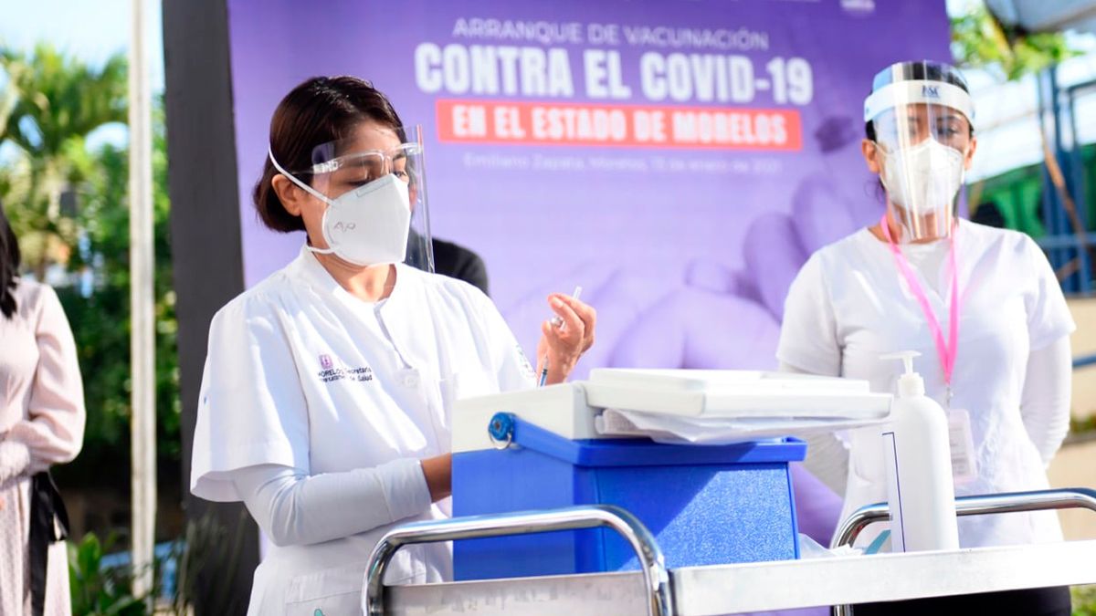 Aplican vacuna a personal médico de hospitales privados en Morelos