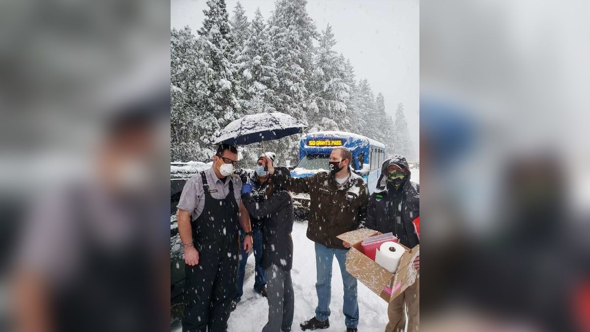 Vacunaron a automovilistas después de quedar atrapados en la nieve