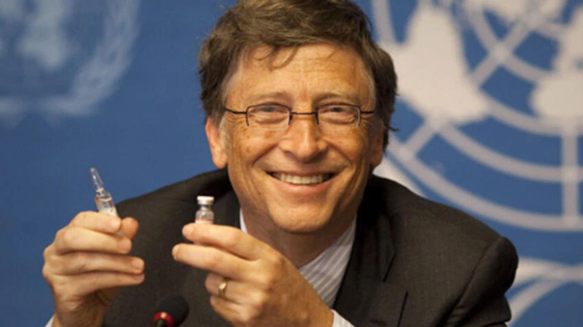 Hija de Bill Gates se vacuna contra COVID-19 y se burla de los “conspiranoicos”