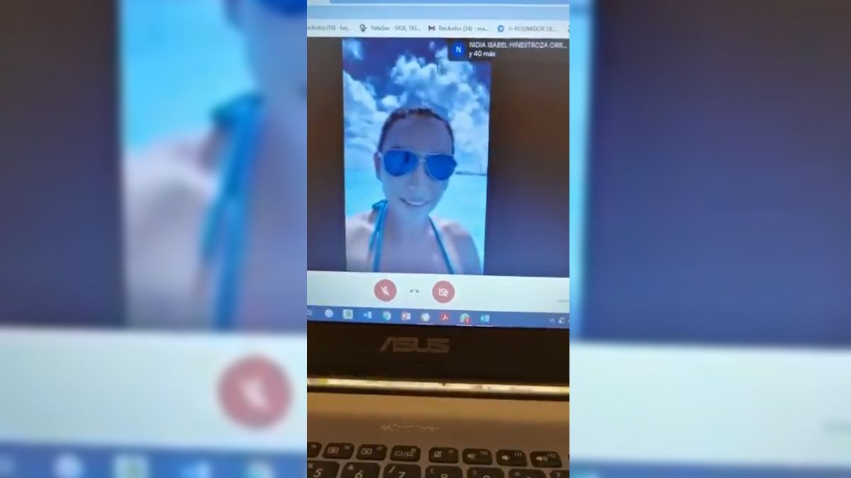 Estudiante toma clases virtuales desde playa de Cancún y desata polémica