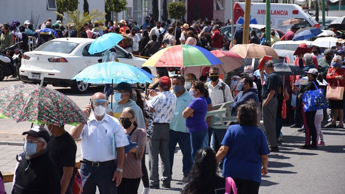 Bloquean avenidas en Ecatepec por falta de vacunas en módulos