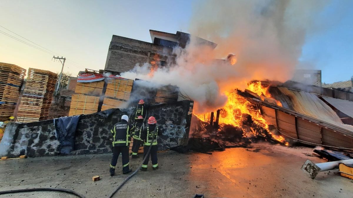 Atienden autoridades incendio en maderería de Jiutepec