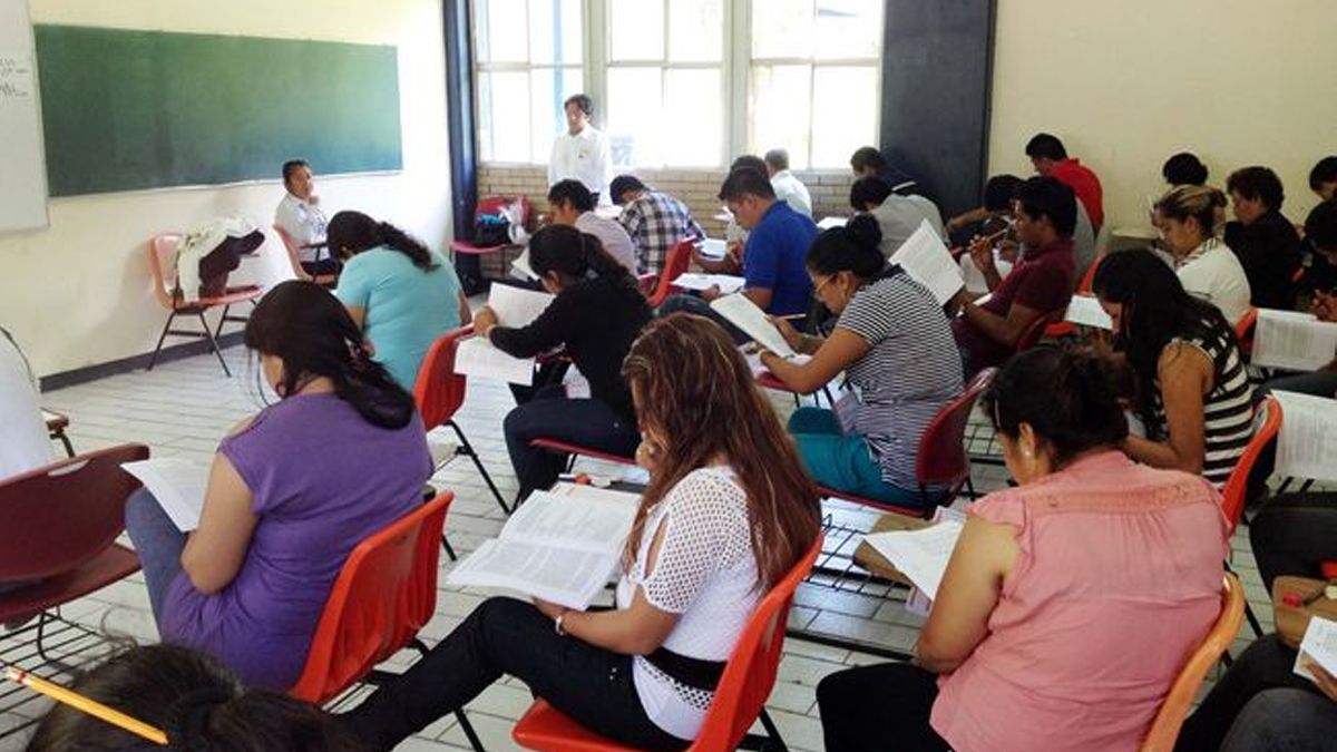 Maestros de nuevo ingreso piden apoyo al gobierno federal