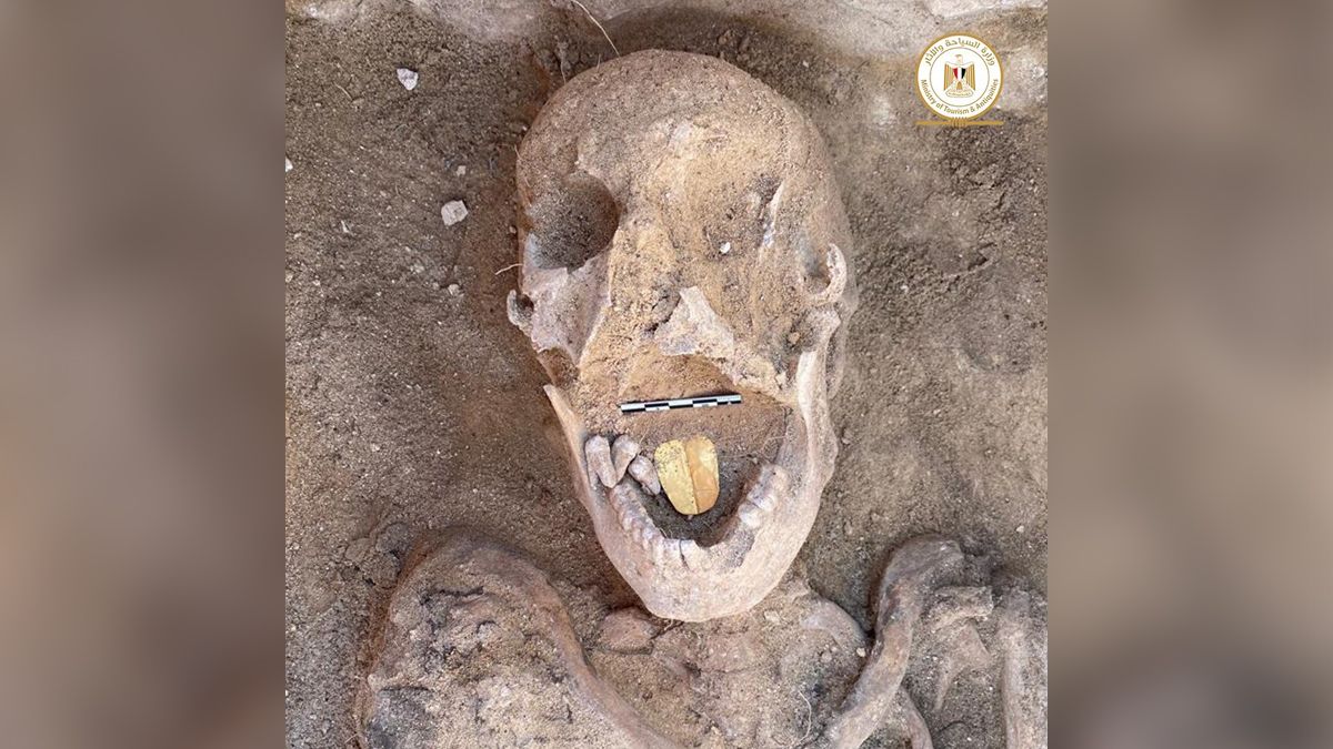 Arqueólogos encuentran momia con lengua de oro