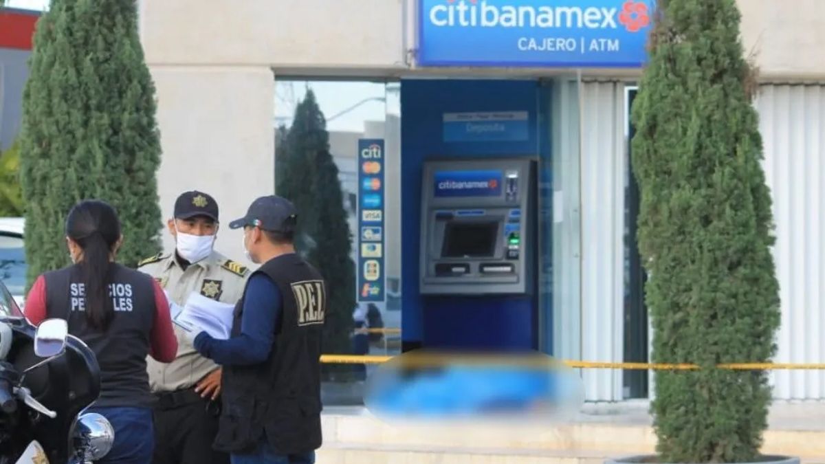 Hombre muere en fila de cajero; sospechan fue por COVID-19