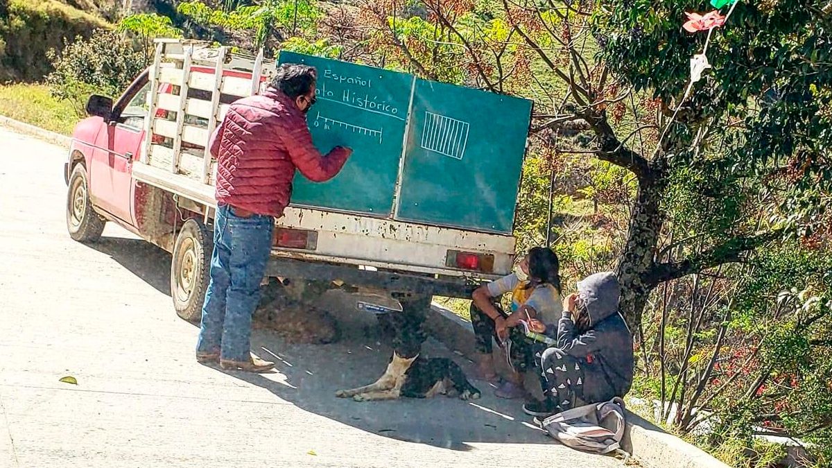 Maestro adapta su camioneta para llevar clases en la Sierra de Querétaro