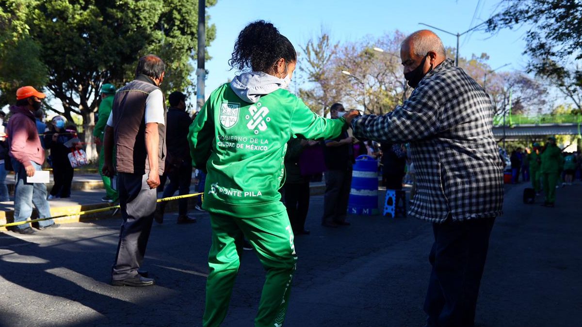 Ponen a bailar a adultos mayores mientras esperan vacunas