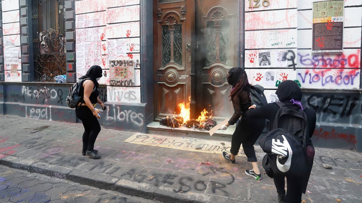 Congreso de Puebla denuncia a feministas que dañaron su edificio durante marcha
