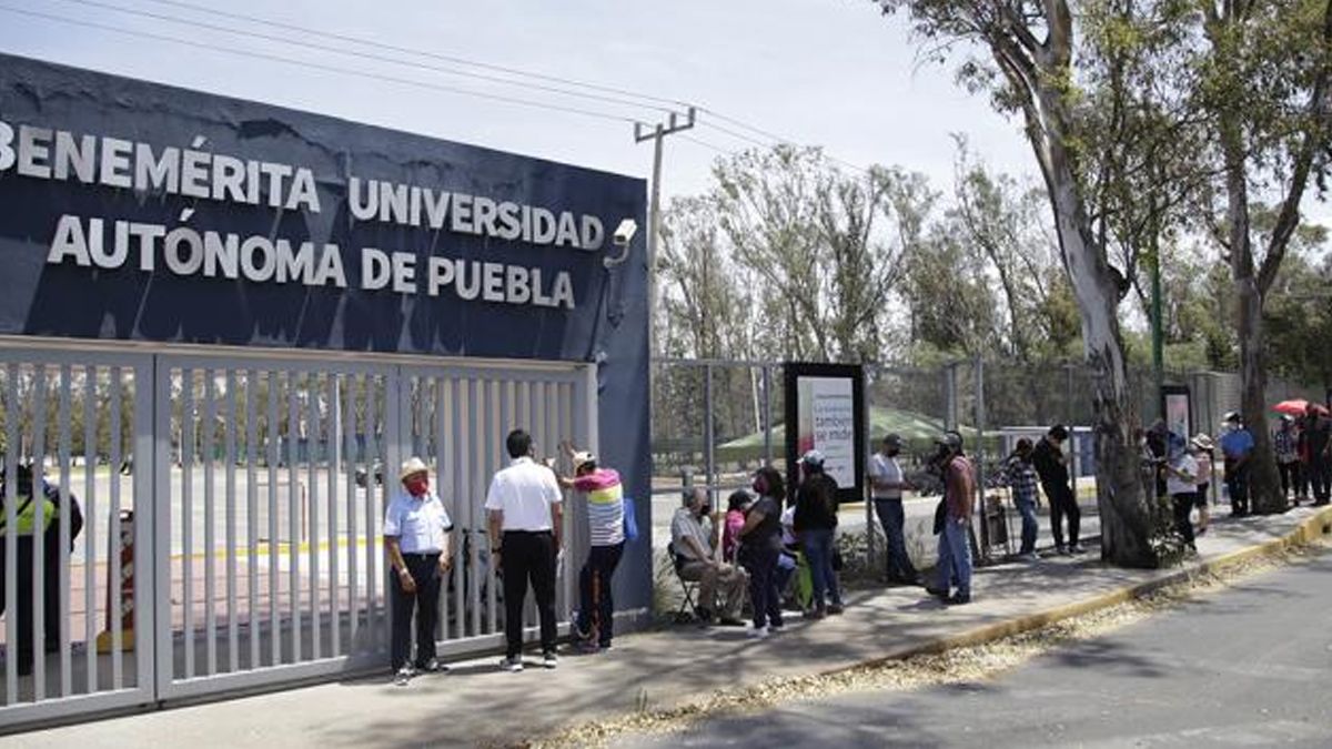 Fallece mujer adulta mayor en la fila de espera para la vacuna