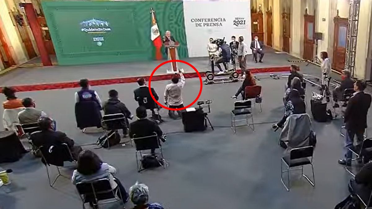 Reportero que se arrodilló en La Mañanera asegura que lo hizo para no tapar las cámaras