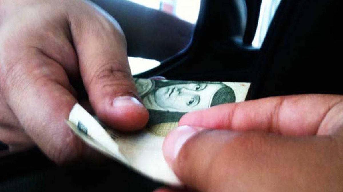 Imputan a policía vial por pedir “mordida” a transportista