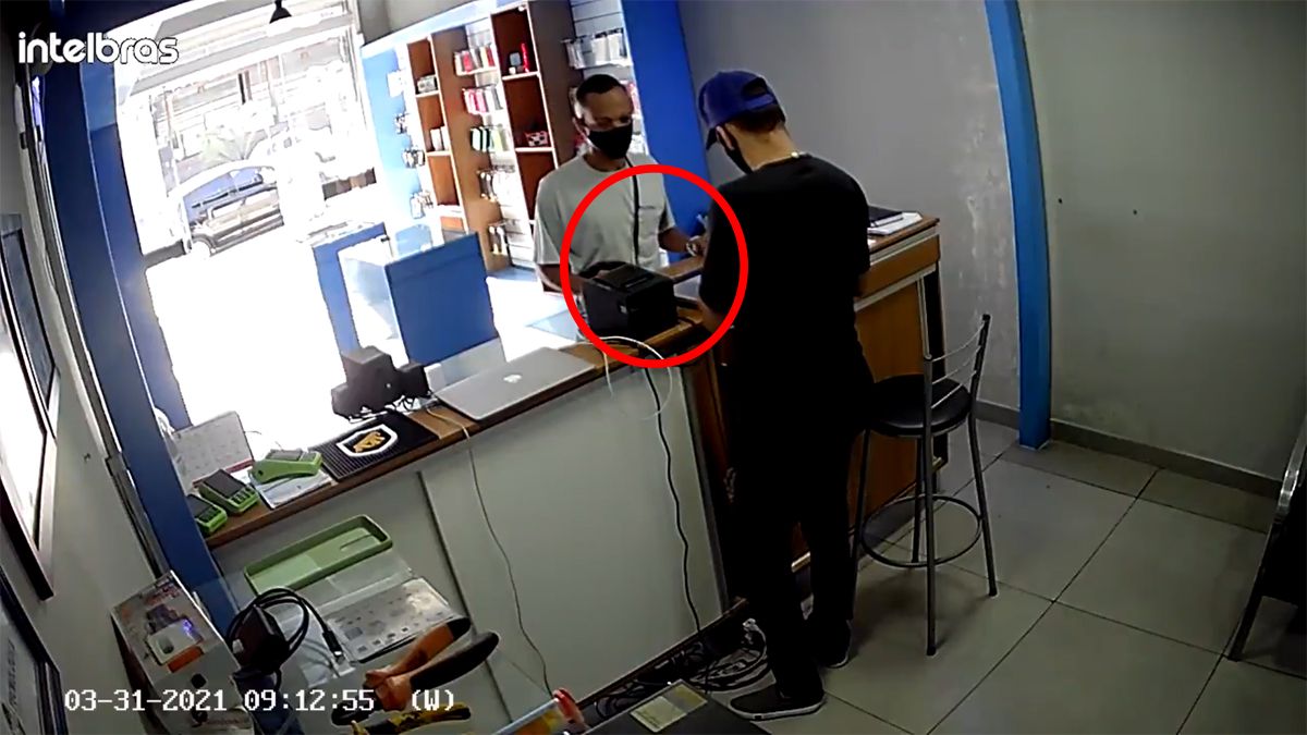 Dueño de negocio dispara contra asaltante y lo manda al hospital