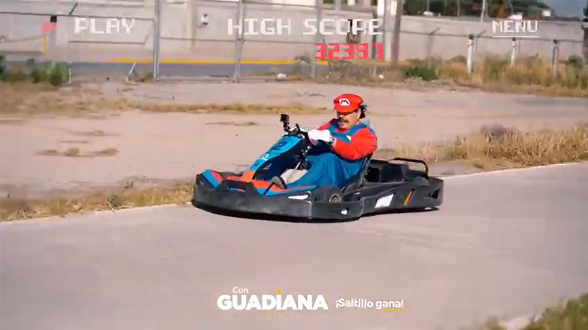 Candidato de MORENA se disfraza de Mario Bros para celebrar el Día del Niño