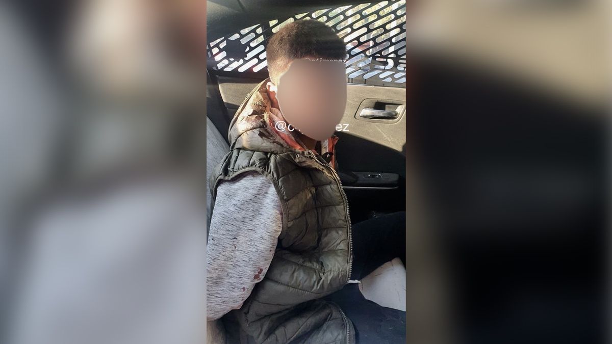 Adolescente sube a camión para asaltar y balea a dos inocentes