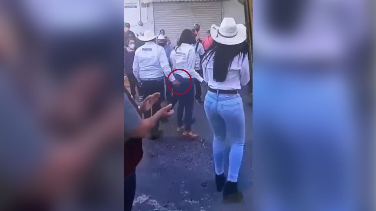 Candidato de MORENA manosea a su compañera en pleno mitin