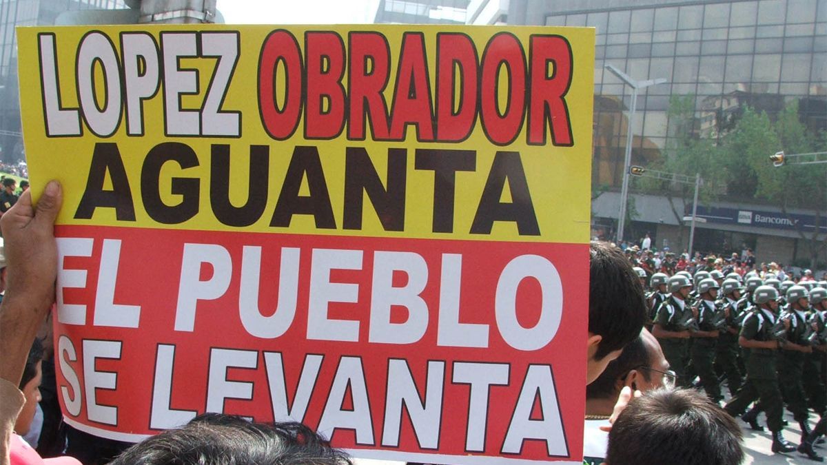 Asegura AMLO que tras “fraude” de 2006, mexicanos estaban dispuestos a tomar las armas