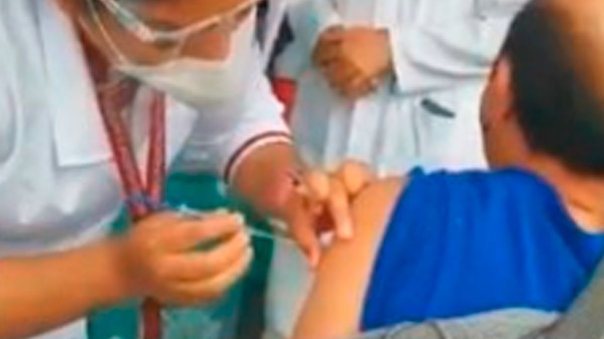 Reconoce IMSS error en vacunación contra Covid-19 a adulto mayor en CDMX