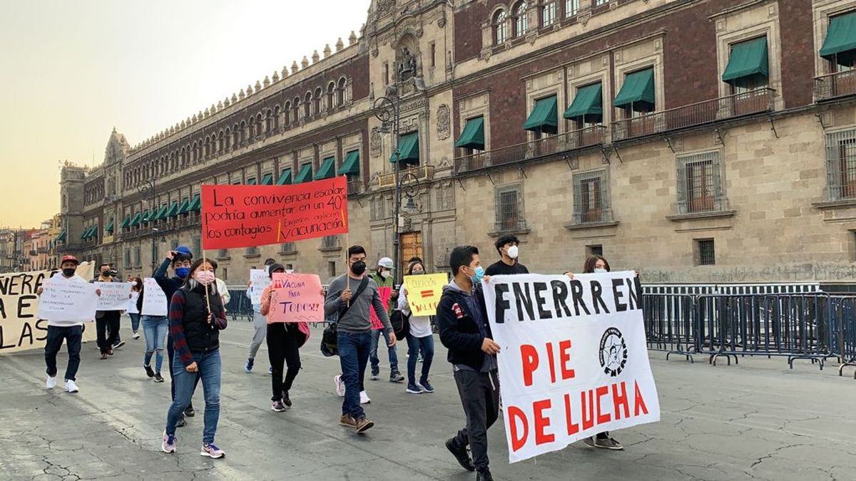 Estudiantes acuden a Palacio Nacional para exigir vacunas