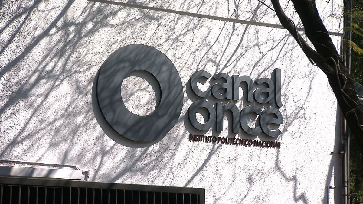 Vacunan contra COVID-19 a personal del Canal Once y las redes critican