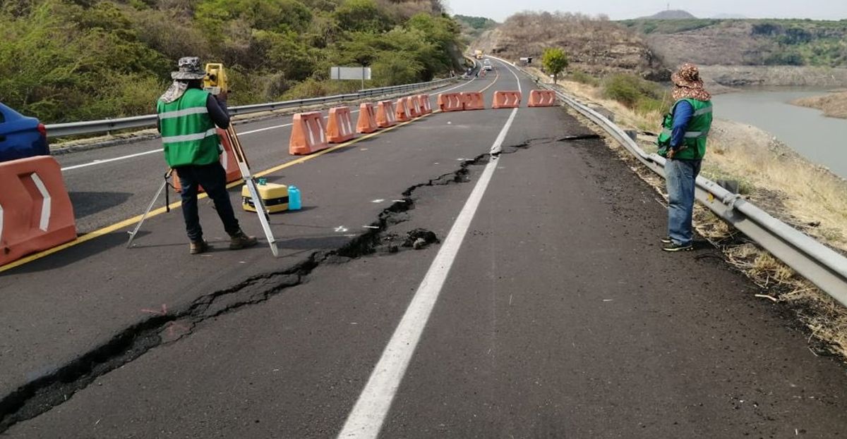 Mega grieta obliga a cerrar Autopista Siglo XXI en Michoacán