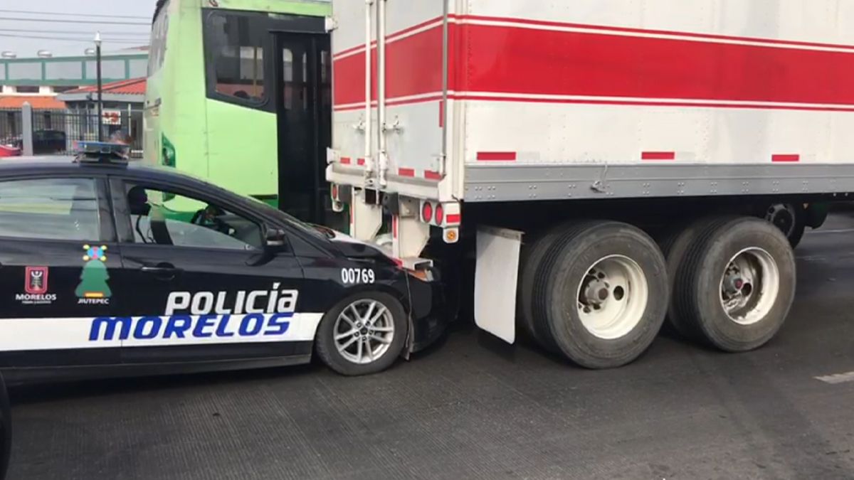 Policía choca contra tráiler que intentaban detener
