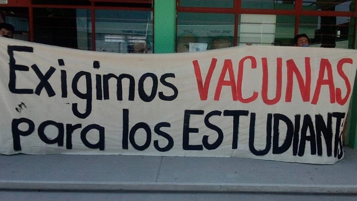 Estudiantes exigen ser vacunados antes de regreso a clases