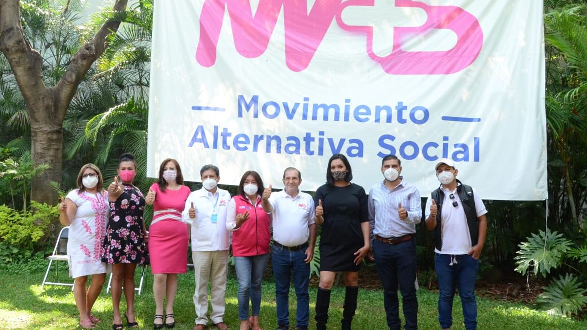 Firma Matías Nazario acuerdo de inclusión a la comunidad LGBTTTIQ