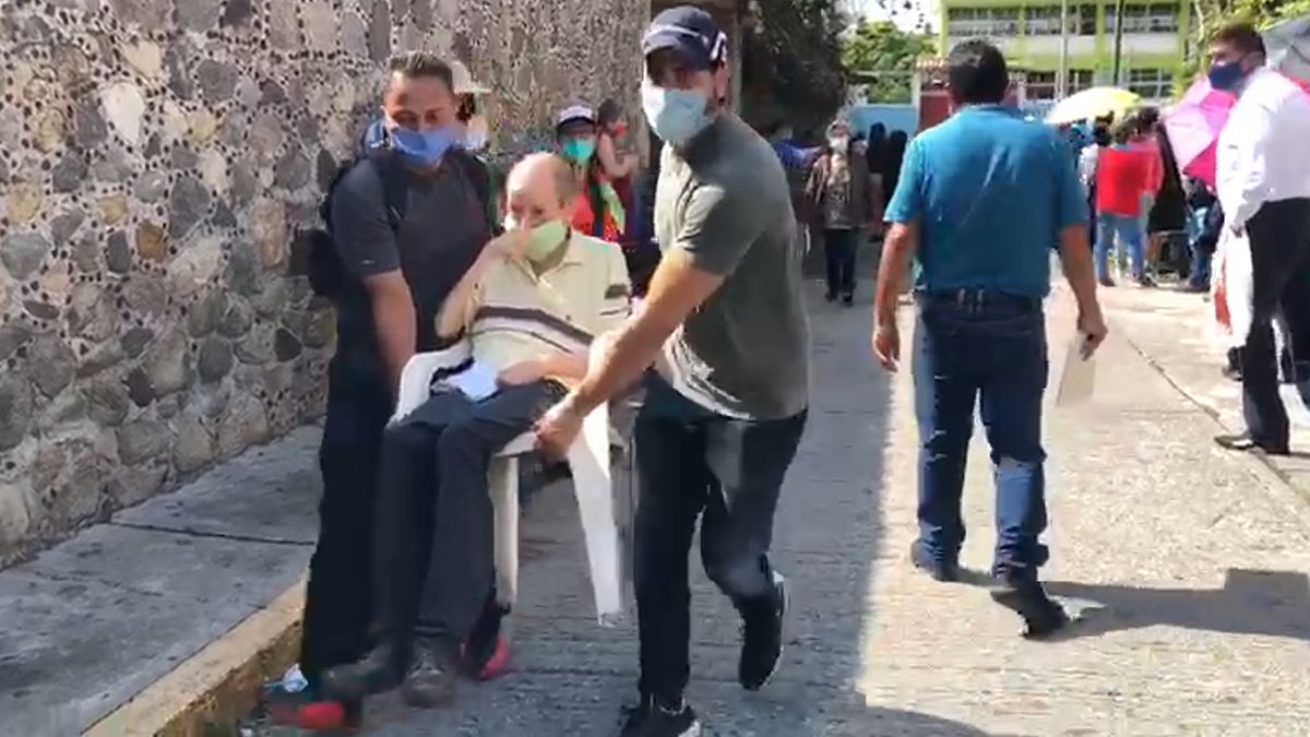 Pleitos en el módulo de vacunación de Chipitlán