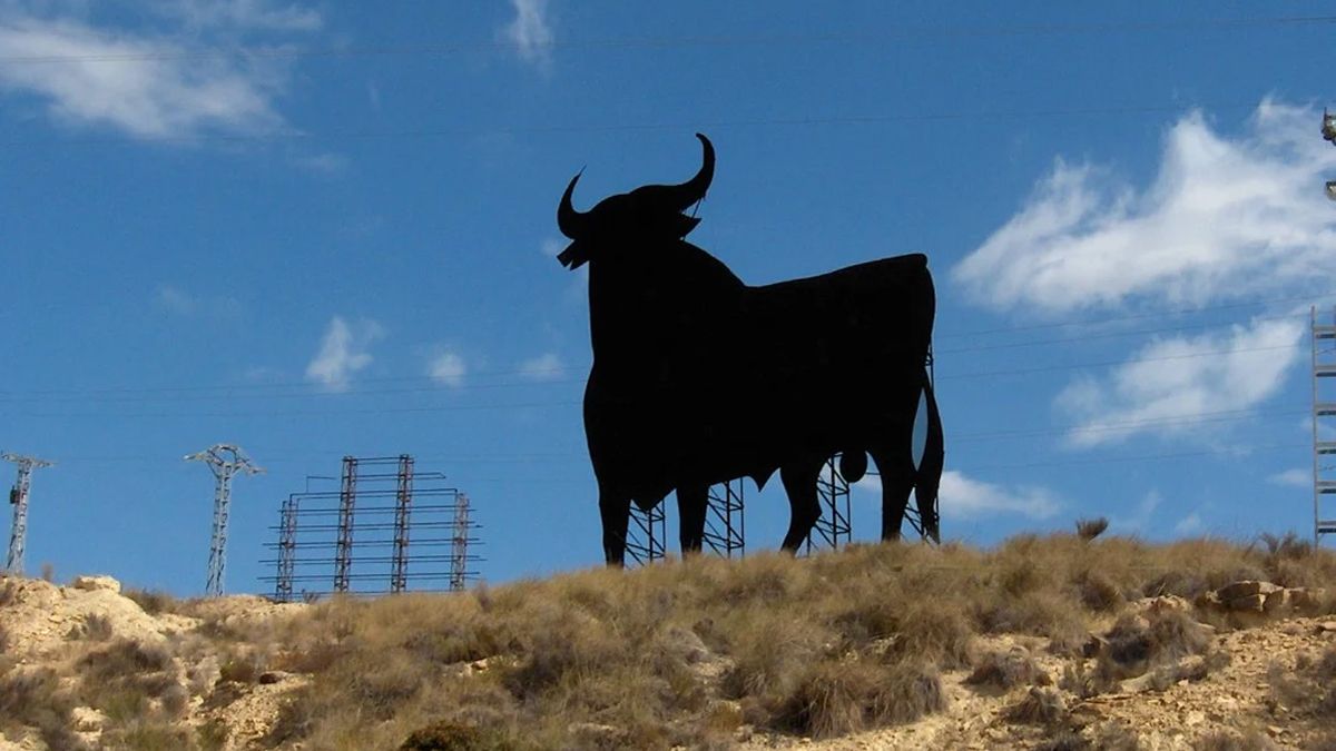 El Toro “MAGNO”, icono de la autopista México – Cuernavaca