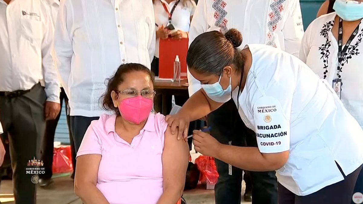 24 Morelos Primera maestra vacunada en Morelos