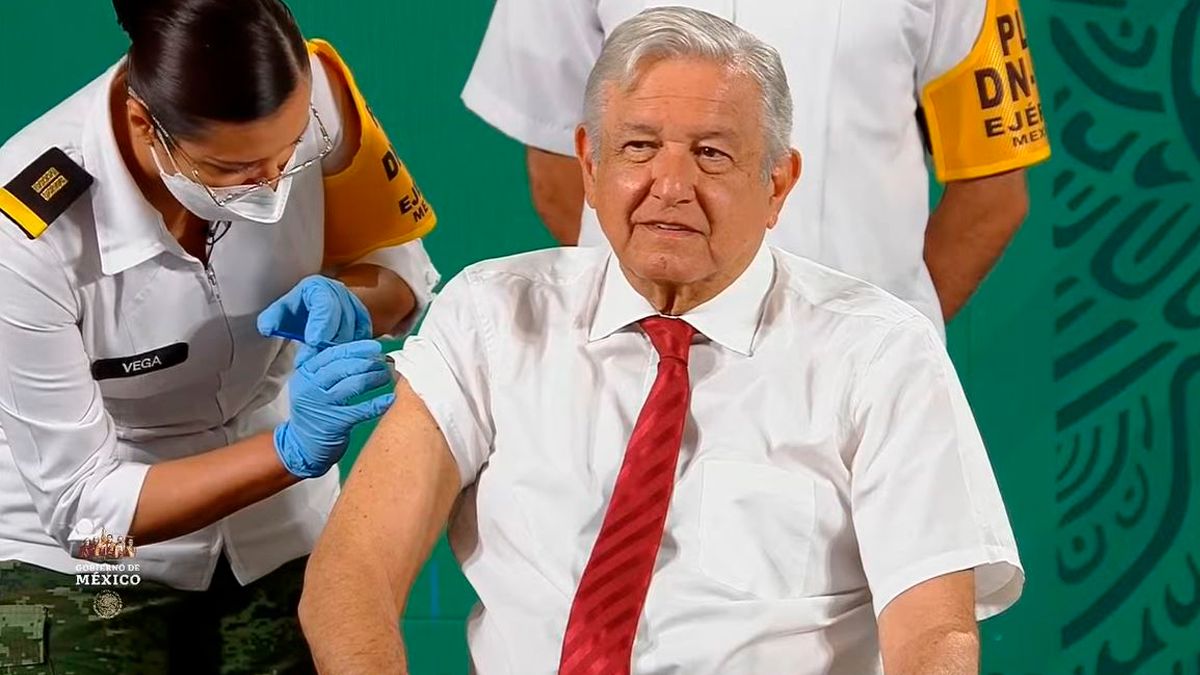 Recibe AMLO segunda dosis contra Covid-19