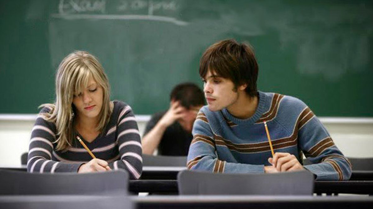 Podrías ir a la cárcel por copiar en un examen