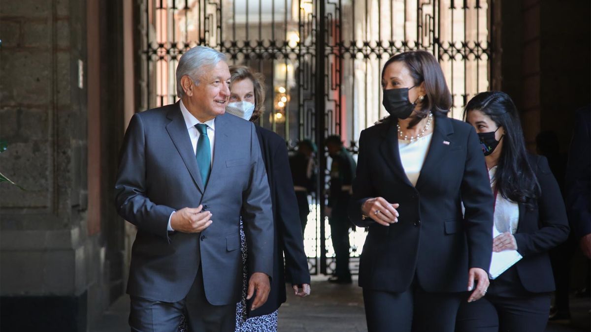 Se equivoca AMLO al recibir a vicepresidenta de Estados Unidos