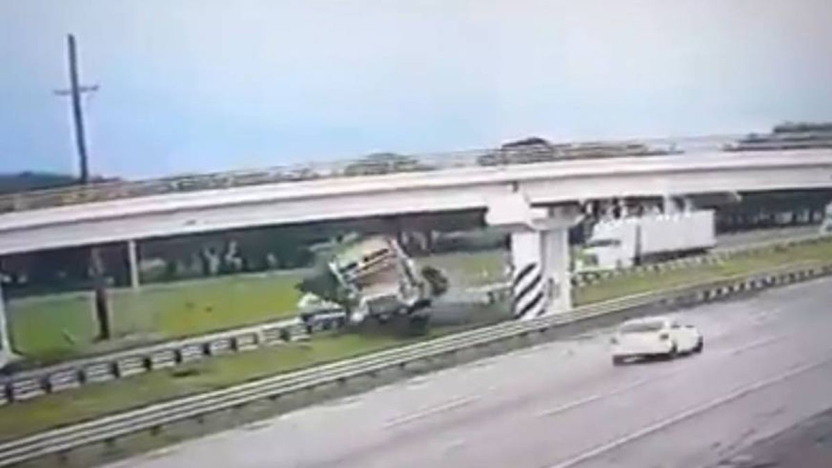 (VIDEO) Captan volcadura de tráiler en la México – Querétaro