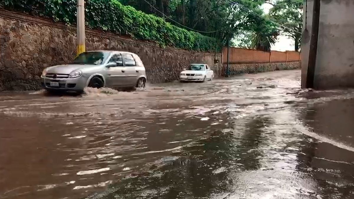 Fuertes lluvias provocan encharcamientos