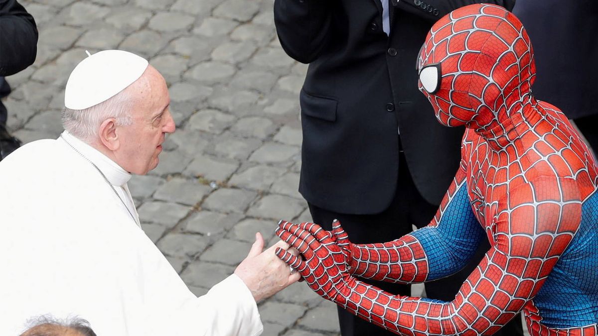 Papa Francisco recibe a Spider-Man en el Vaticano