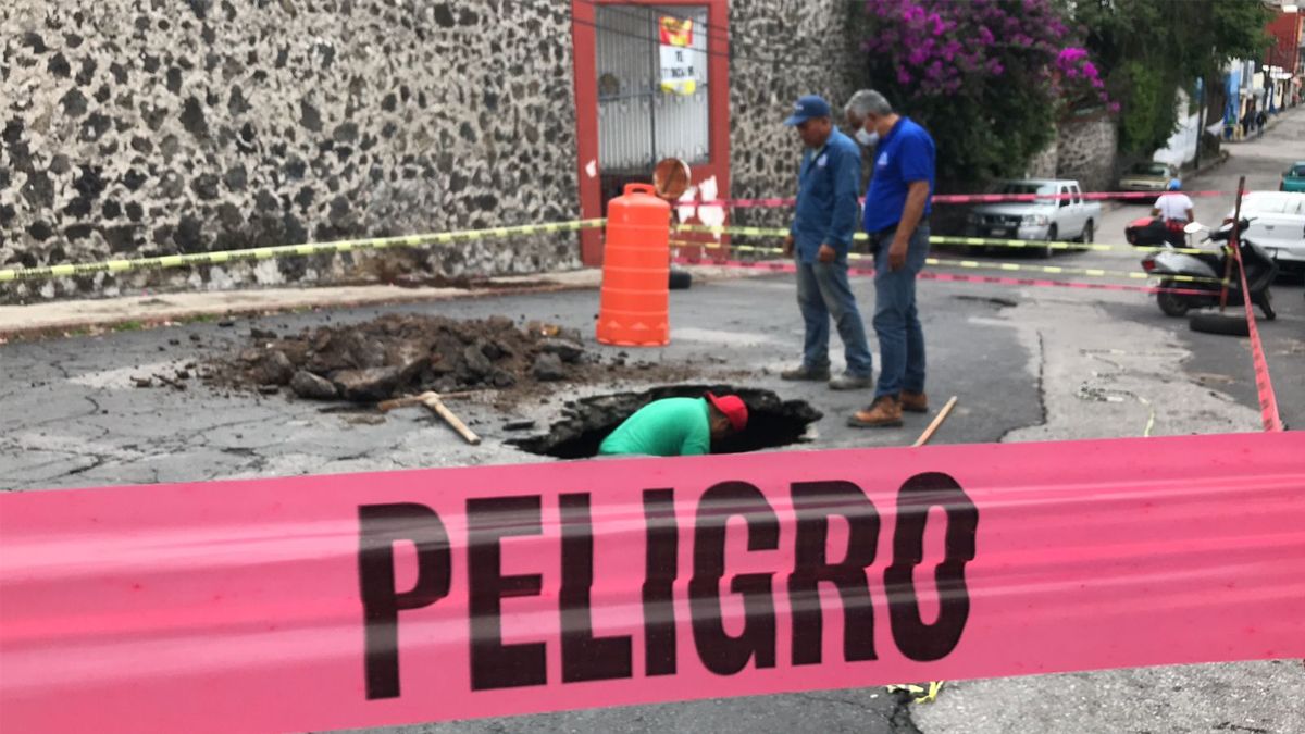 Se forma pequeño socavón en Cuernavaca