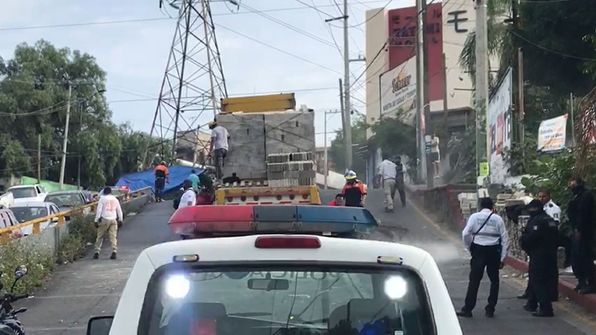 Camión de carga deja caer material de construcción sobre avenida en Cuernavaca