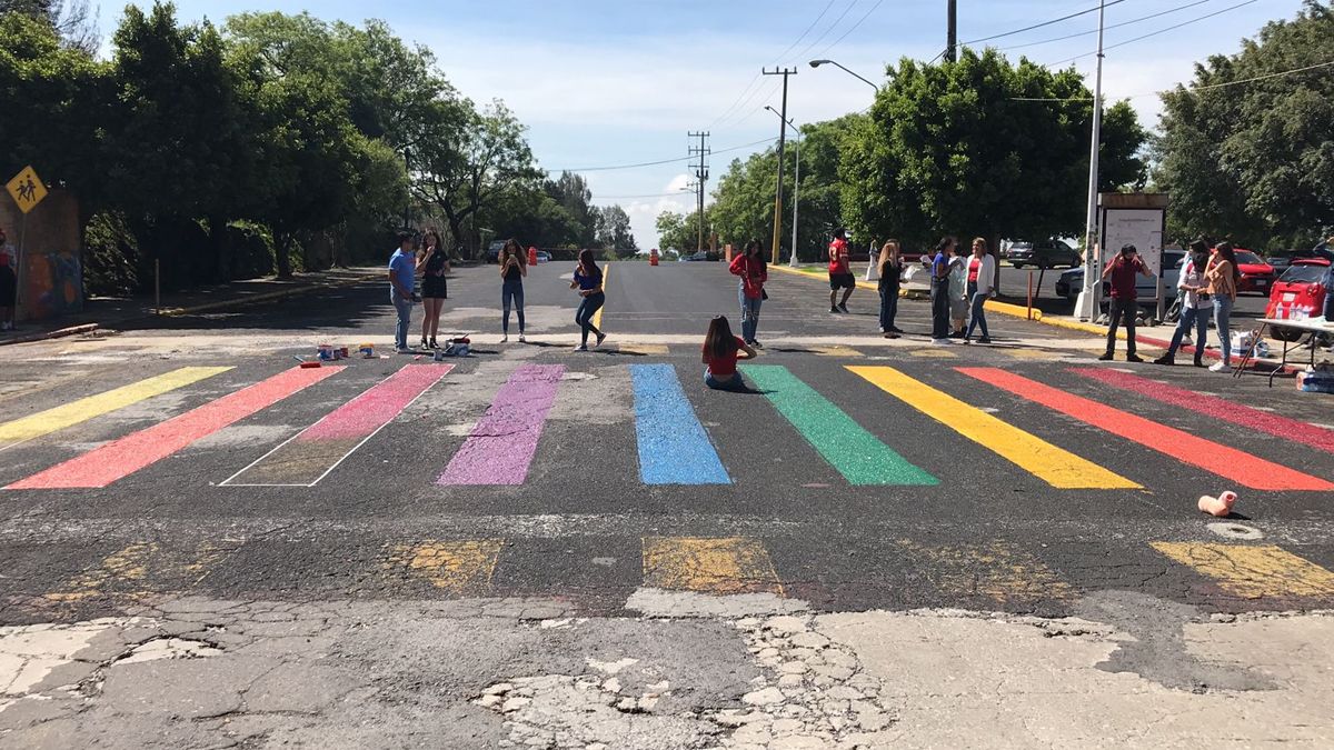 Pintan paso peatonal arcoíris en UAEM por mes de la diversidad